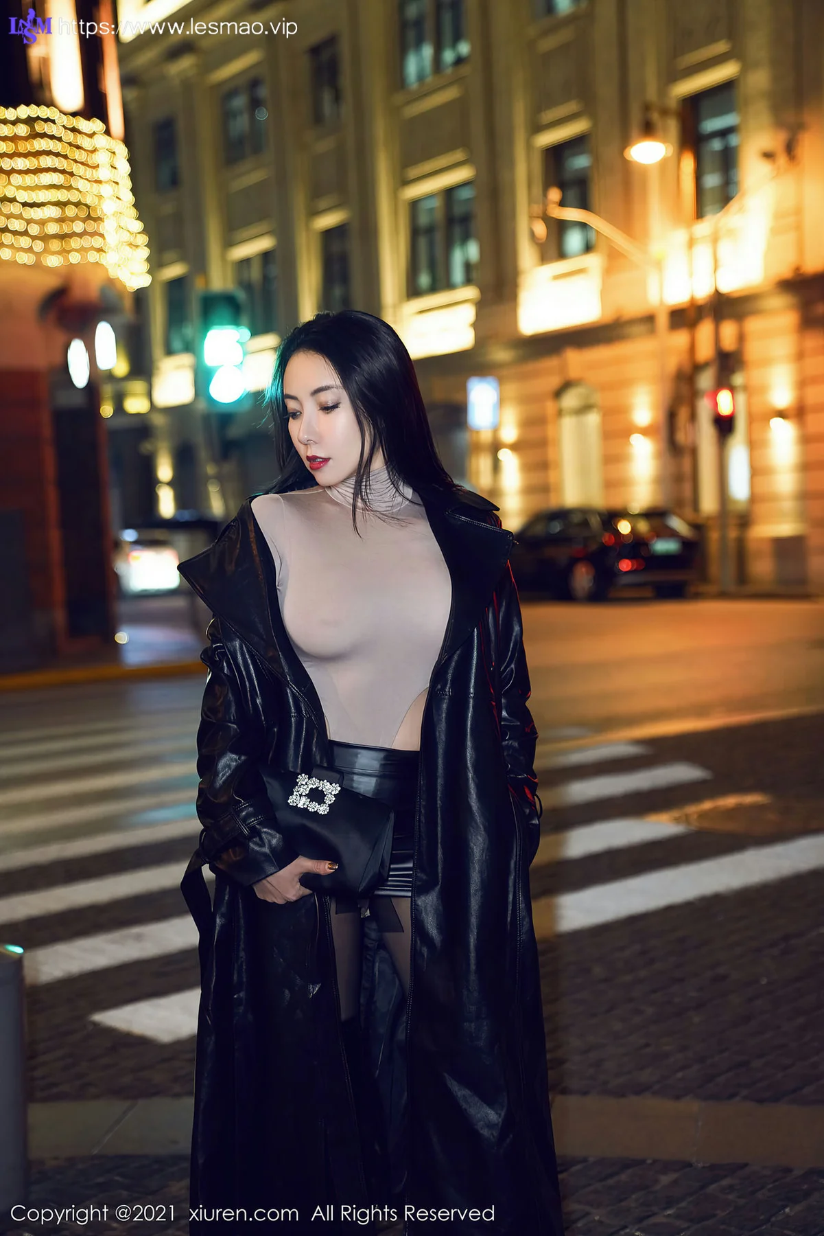XiuRen 秀人 No.3207  飒爽皮衣御姐 果儿Victoria 真空街拍 - 47