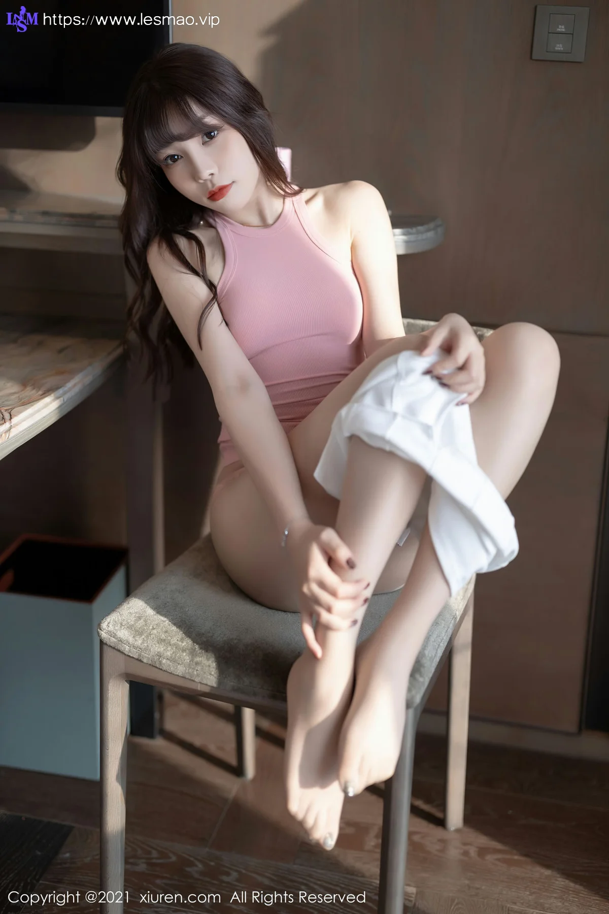 XiuRen 秀人 No.3245 粉色吊带 芝芝Booty 白色超短牛仔裤 - 56