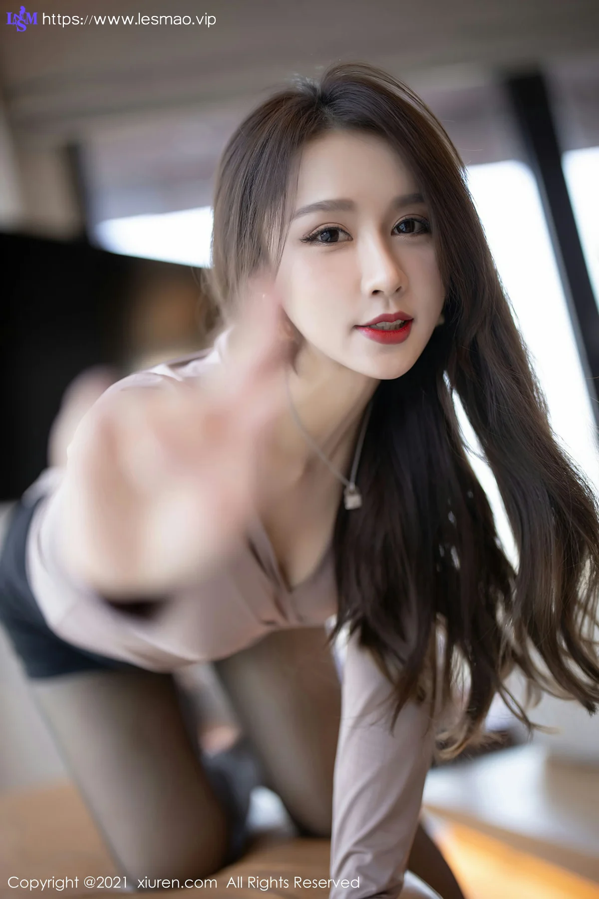 XiuRen 秀人 No.3316  典雅的短裙OL 徐安安 三亚旅拍写真 - 11