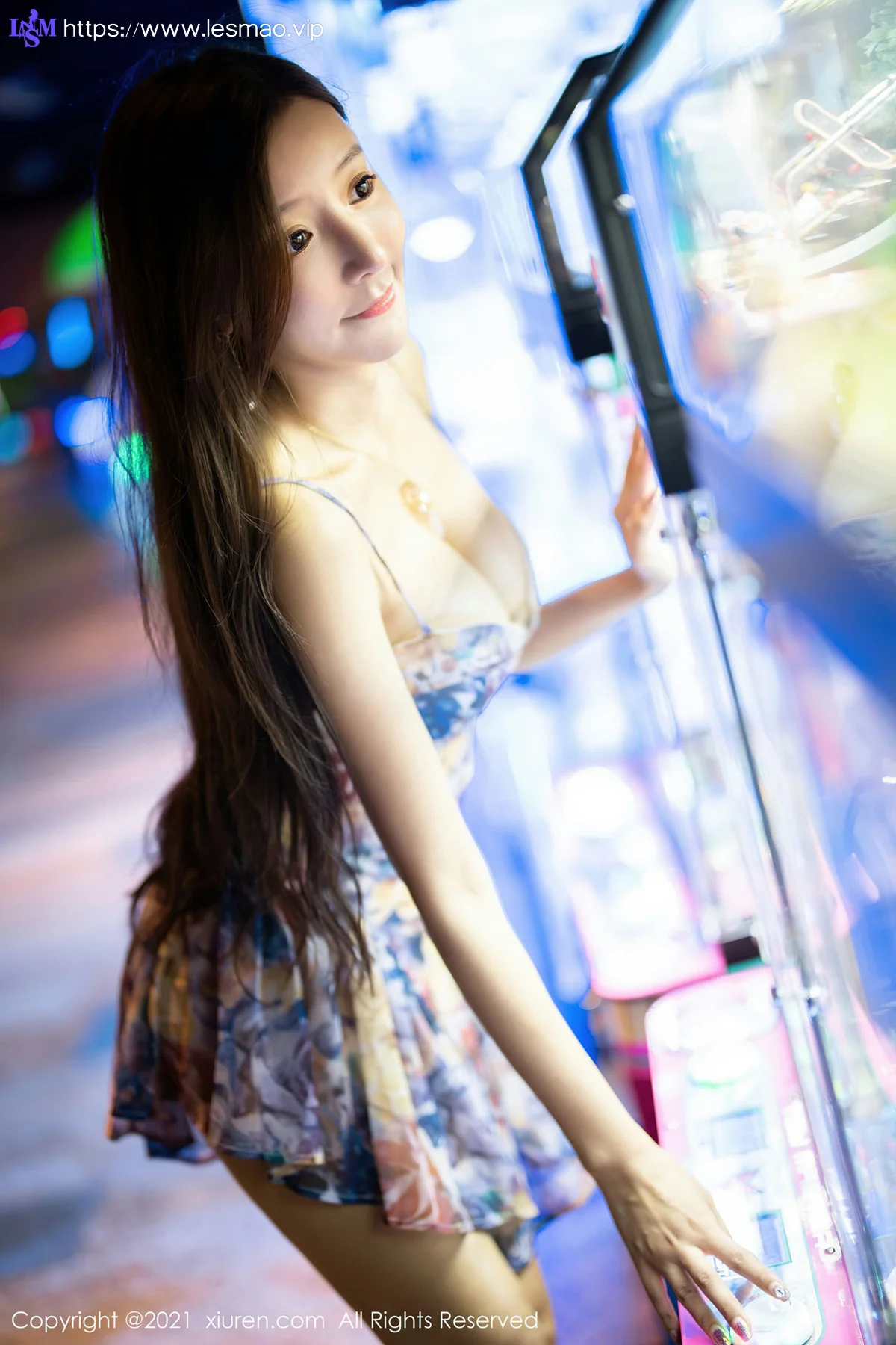 XiuRen 秀人 No.3354  碎花裙街区拍摄 王馨瑶yanni 性感写真 - 22