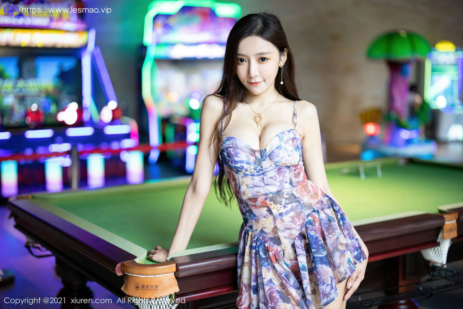 XiuRen 秀人 No.3354  碎花裙街区拍摄 王馨瑶yanni 性感写真 - 25