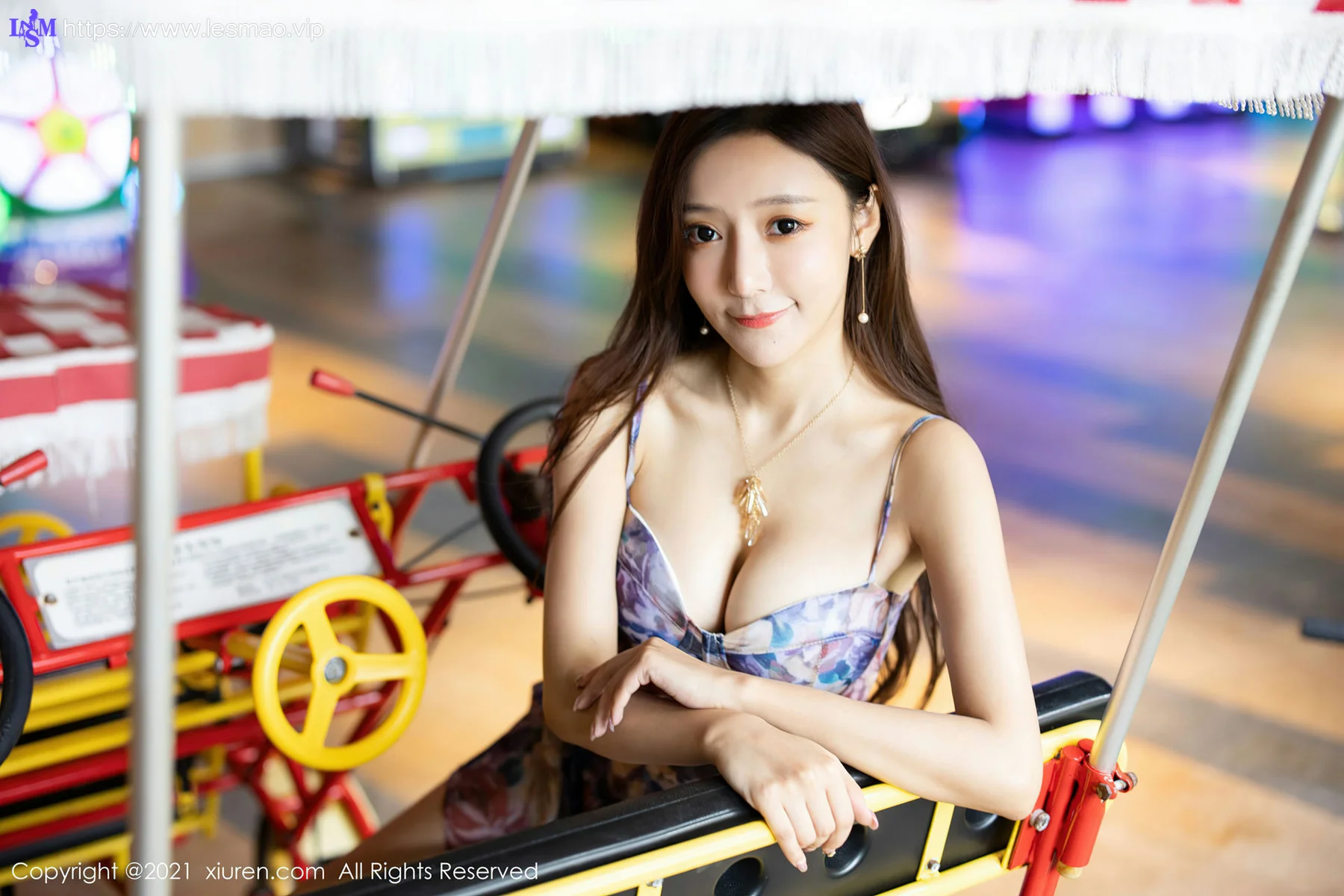 XiuRen 秀人 No.3354  碎花裙街区拍摄 王馨瑶yanni 性感写真 - 37