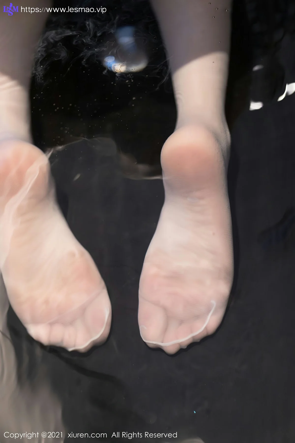 XiuRen 秀人 No.3472  经典蕾丝内衣与魅惑私房 芝芝Booty 性感写真 - 26