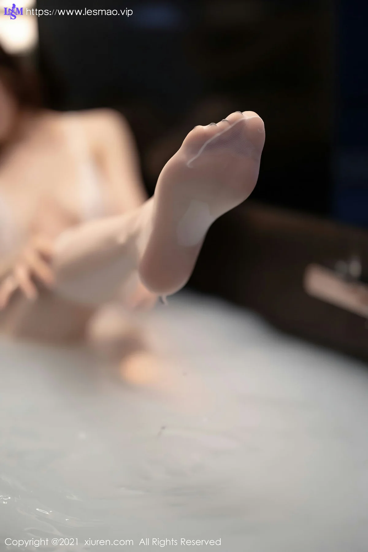 XiuRen 秀人 No.3472  经典蕾丝内衣与魅惑私房 芝芝Booty 性感写真 - 56