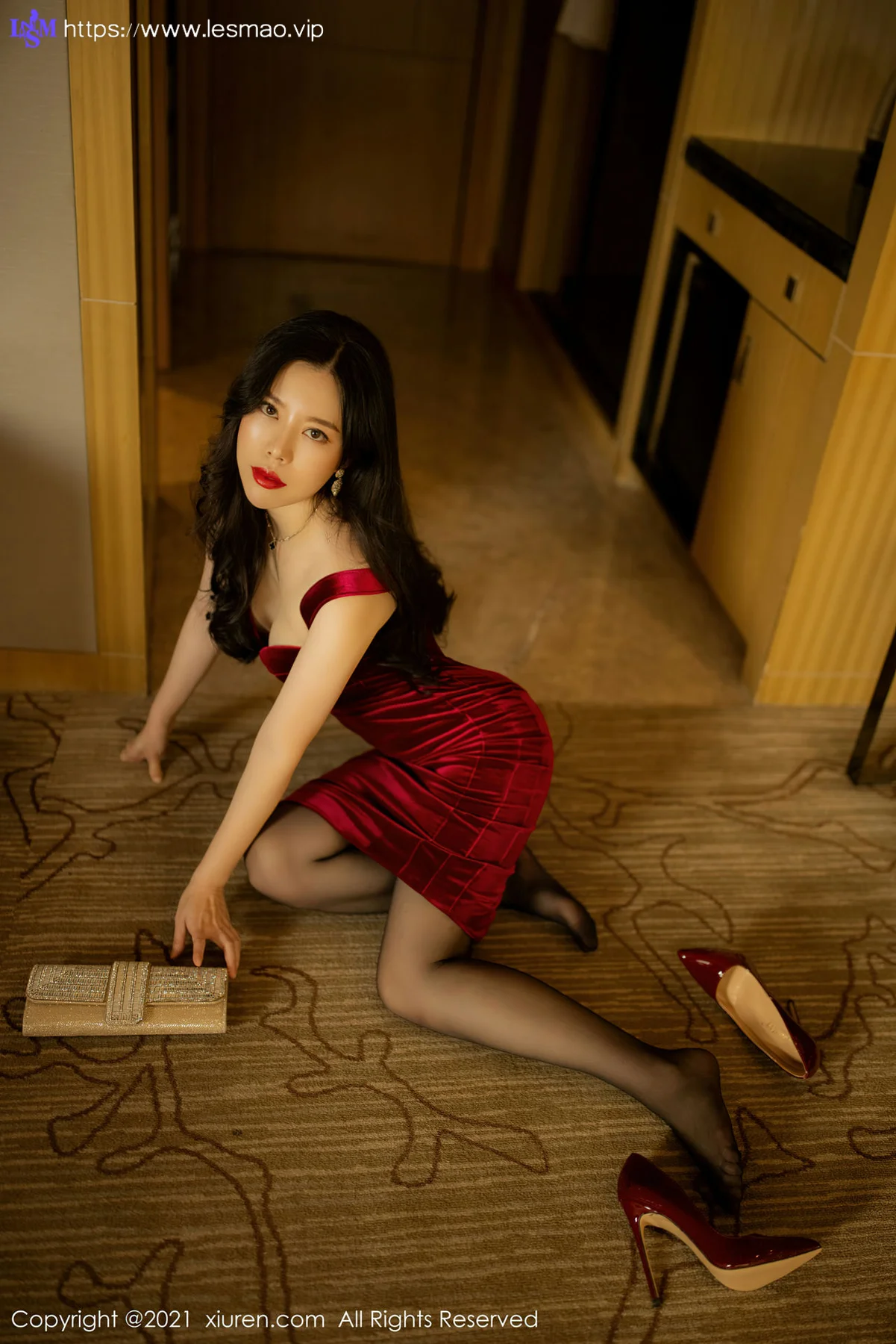 XiuRen 秀人 No.3515  典雅红色吊裙与魅惑黑丝 白茹雪Abby 性感写真 - 26