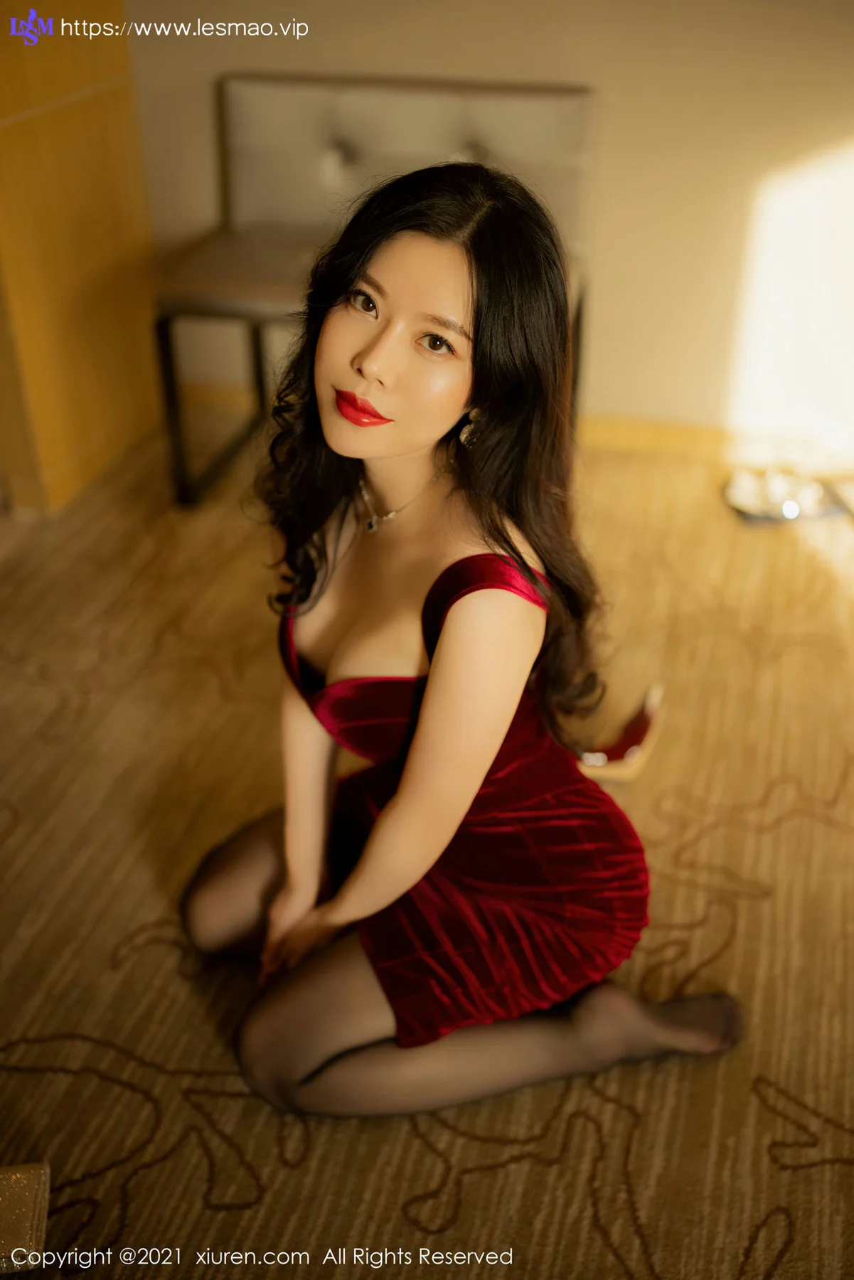 XiuRen 秀人 No.3515  典雅红色吊裙与魅惑黑丝 白茹雪Abby 性感写真 - 28