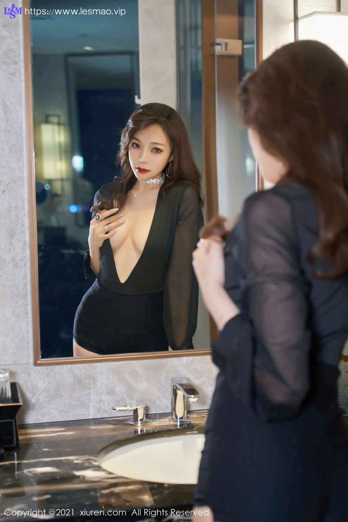 XiuRen 秀人 No.3524  连体深V服饰 芝芝Booty 性感写真 - 17