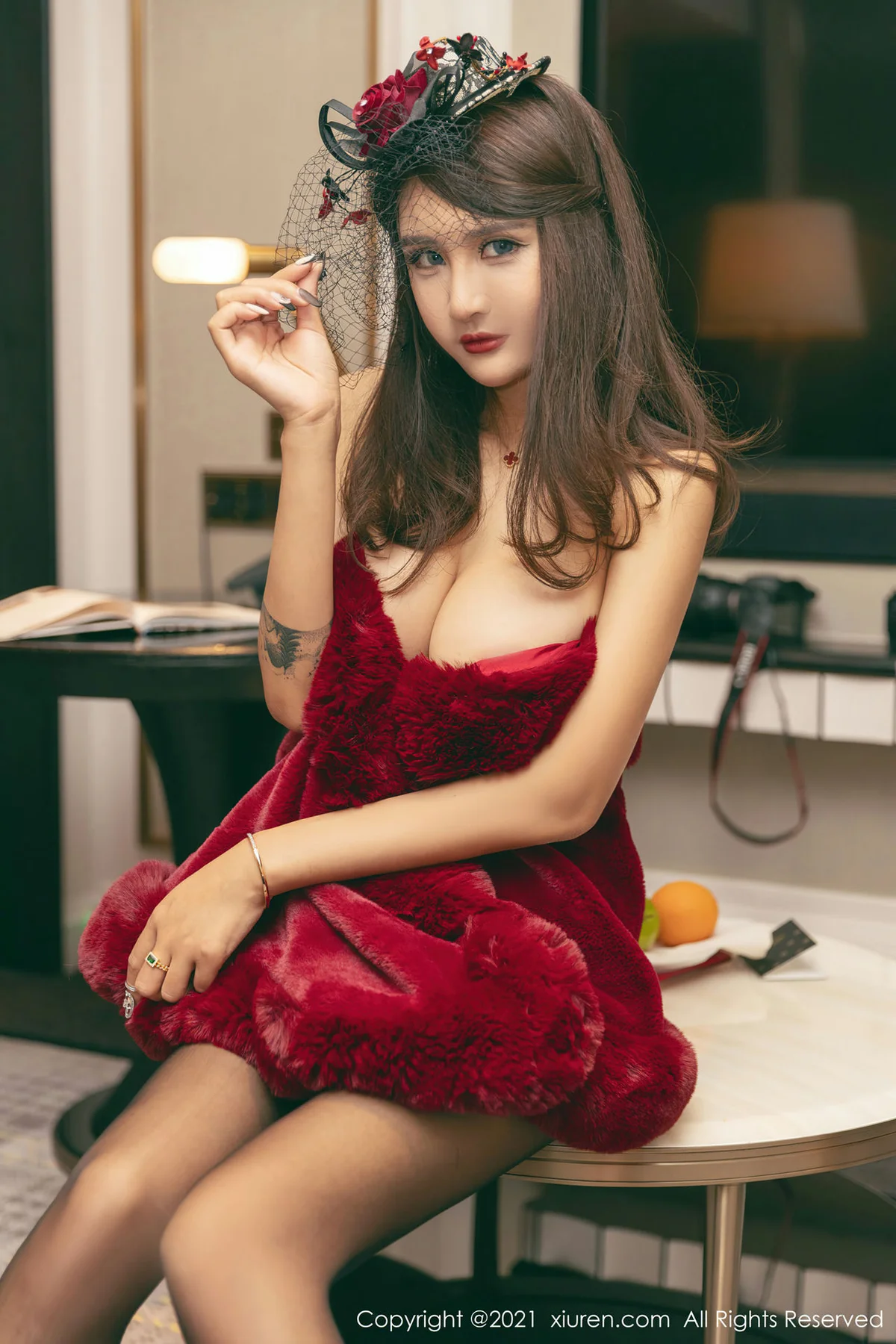 XiuRen 秀人 No.3548 猩红贵妇装束 Emily尹菲 澳门旅拍写真 - 33