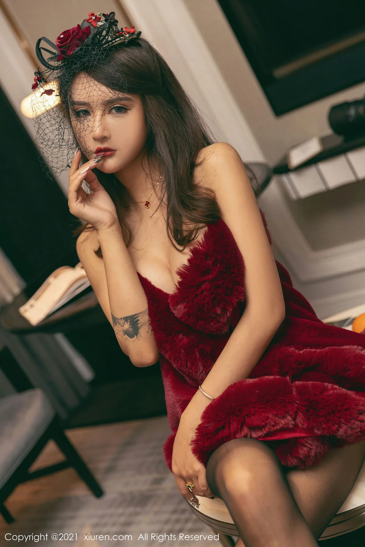 XiuRen 秀人 No.3548 猩红贵妇装束 Emily尹菲 澳门旅拍写真 - 36