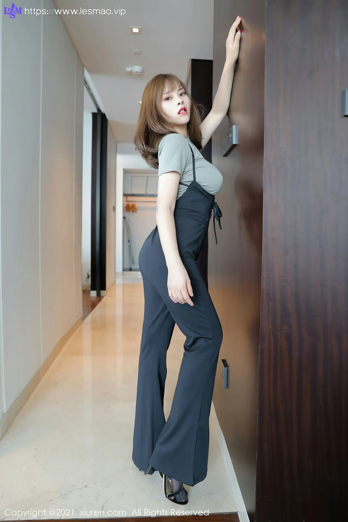 XiuRen 秀人 No.3557 童颜巨乳身材火辣的妹子 奈沐子 性感写真2 - 11