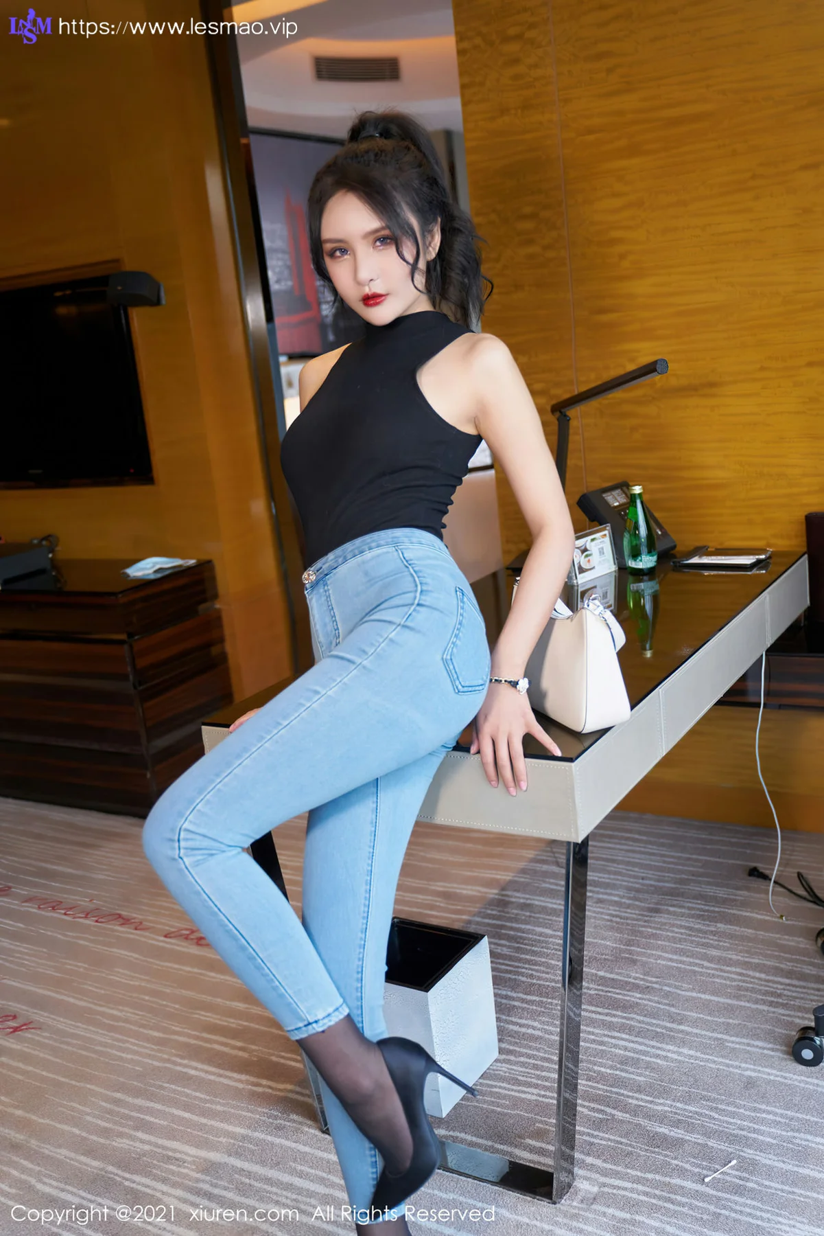 XiuRen 秀人 No.3976 直率动人牛仔裤 Emily尹菲 云南旅拍 - 11