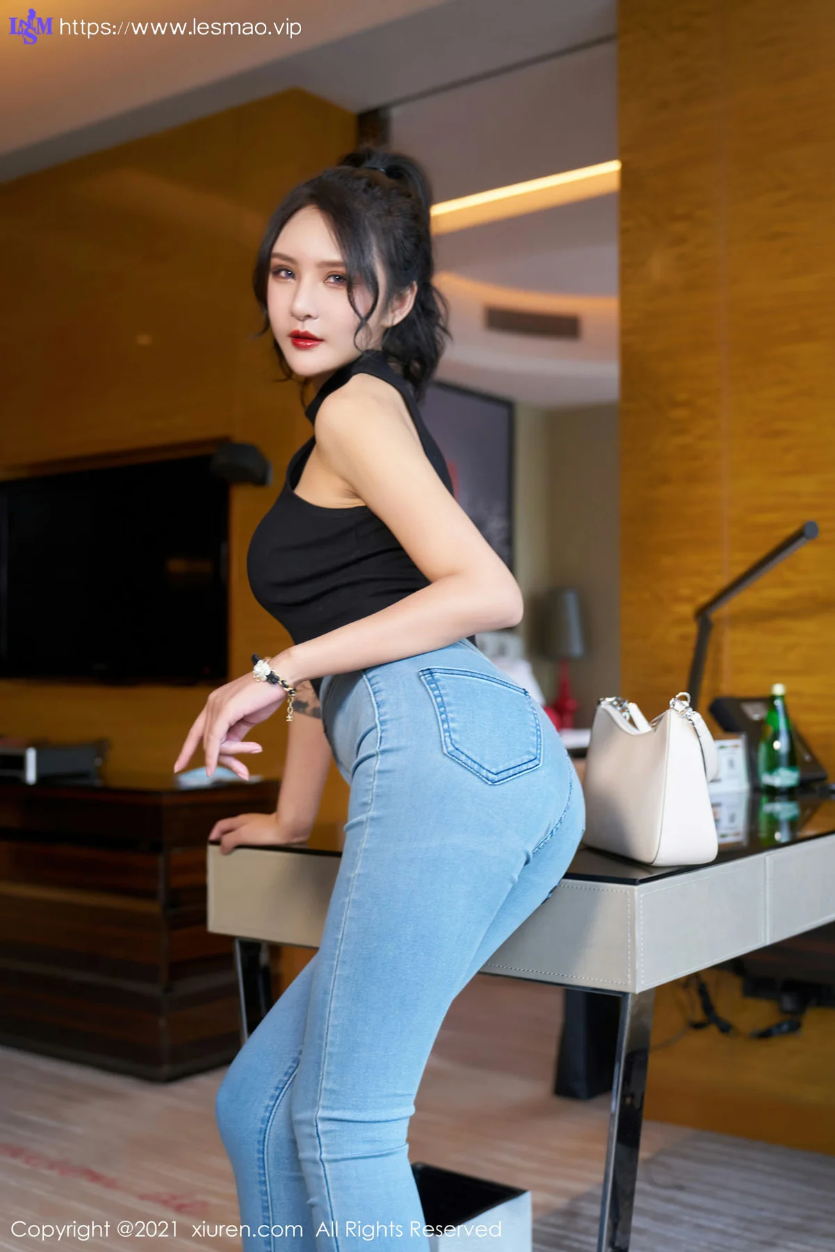XiuRen 秀人 No.3976 直率动人牛仔裤 Emily尹菲 云南旅拍 - 12