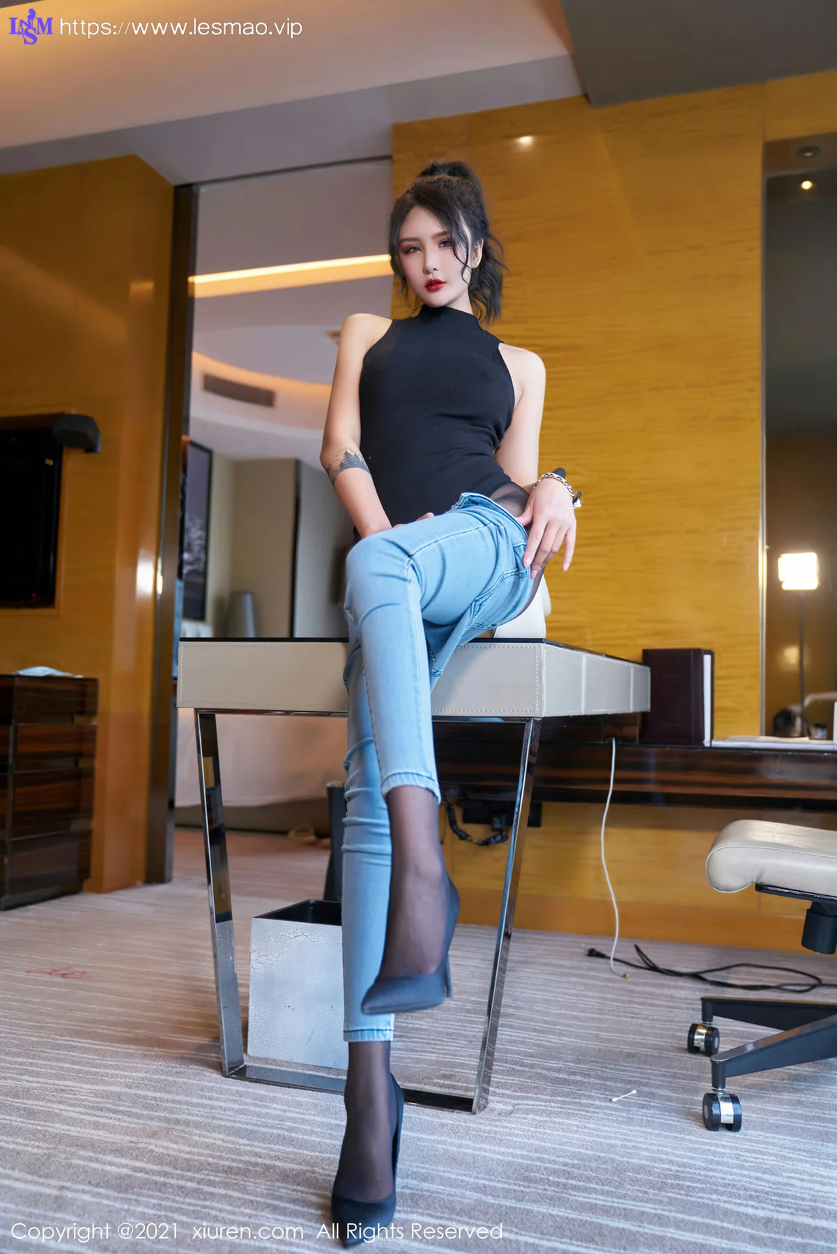 XiuRen 秀人 No.3976 直率动人牛仔裤 Emily尹菲 云南旅拍 - 20