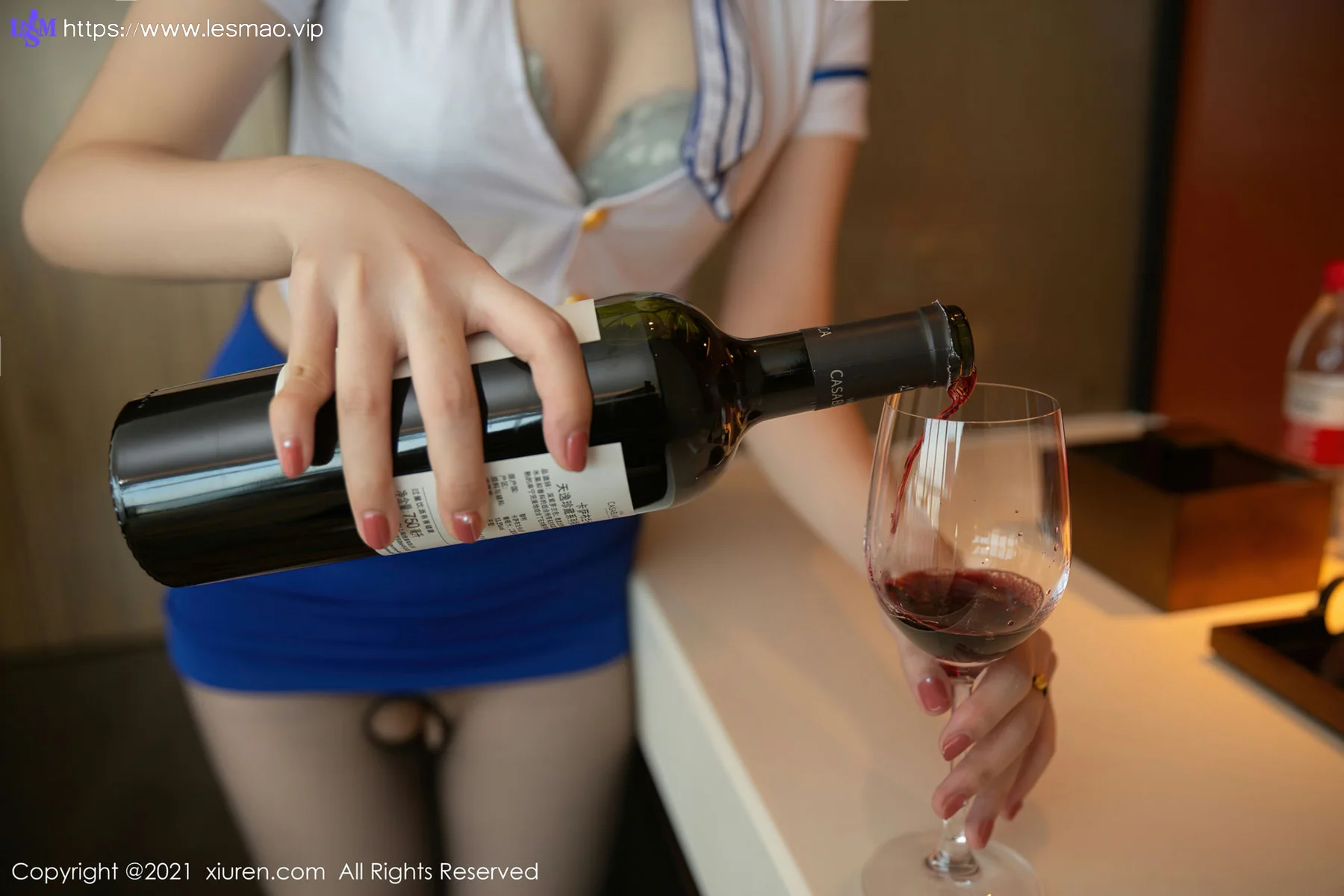 XiuRen 秀人 No.4011 空姐制服主题 一颗甜蛋黄a 性感写真 - 12