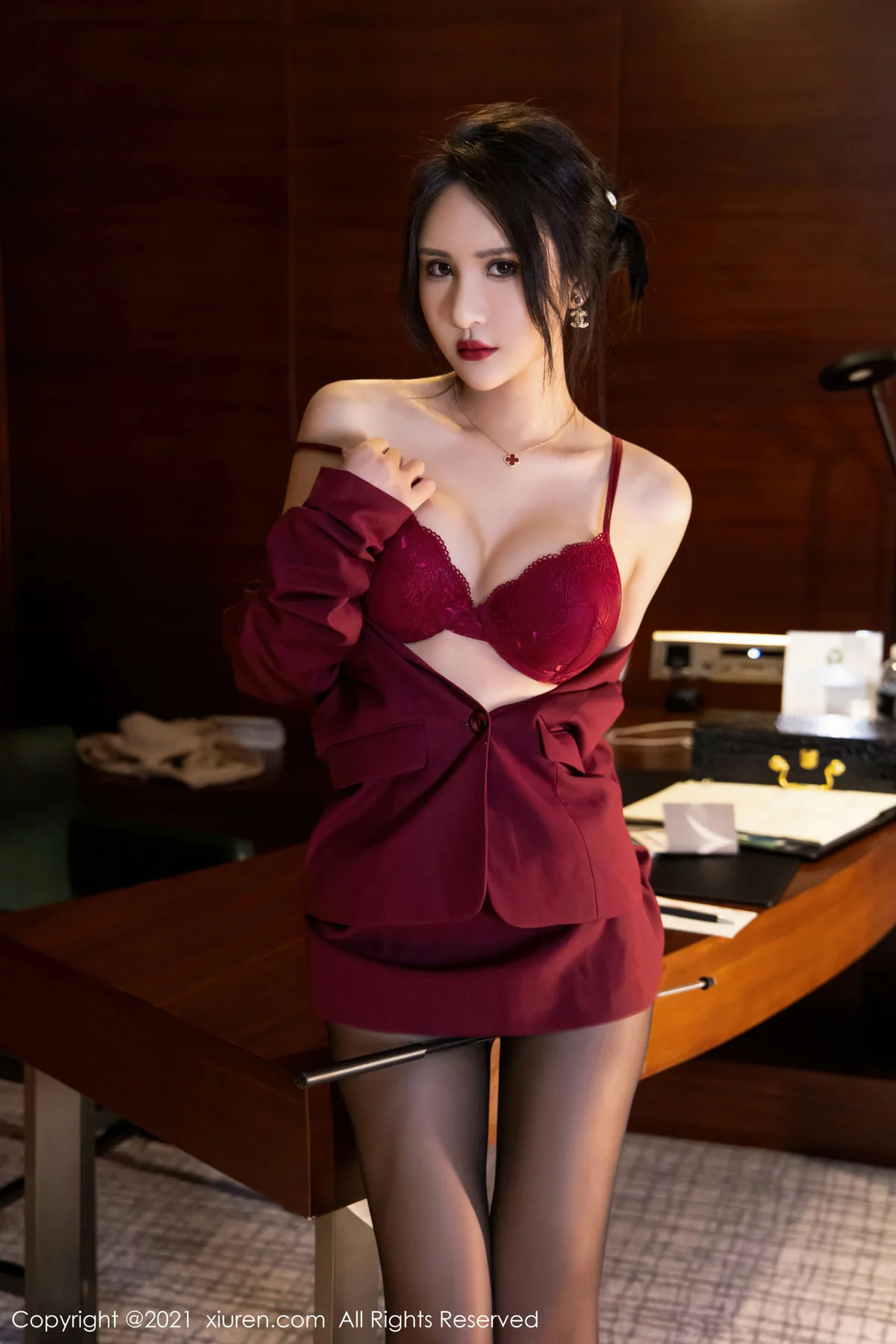 XiuRen 秀人 No.4038 猩红OL教鞭 Emily尹菲 性感写真 - 25