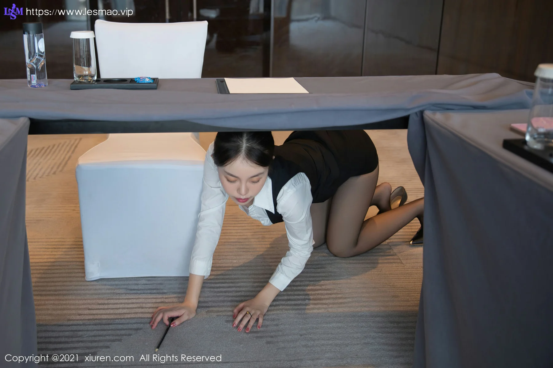 XiuRen 秀人 No.4083 上司会议室开会主题 一颗甜蛋黄a 性感写真1 - 17