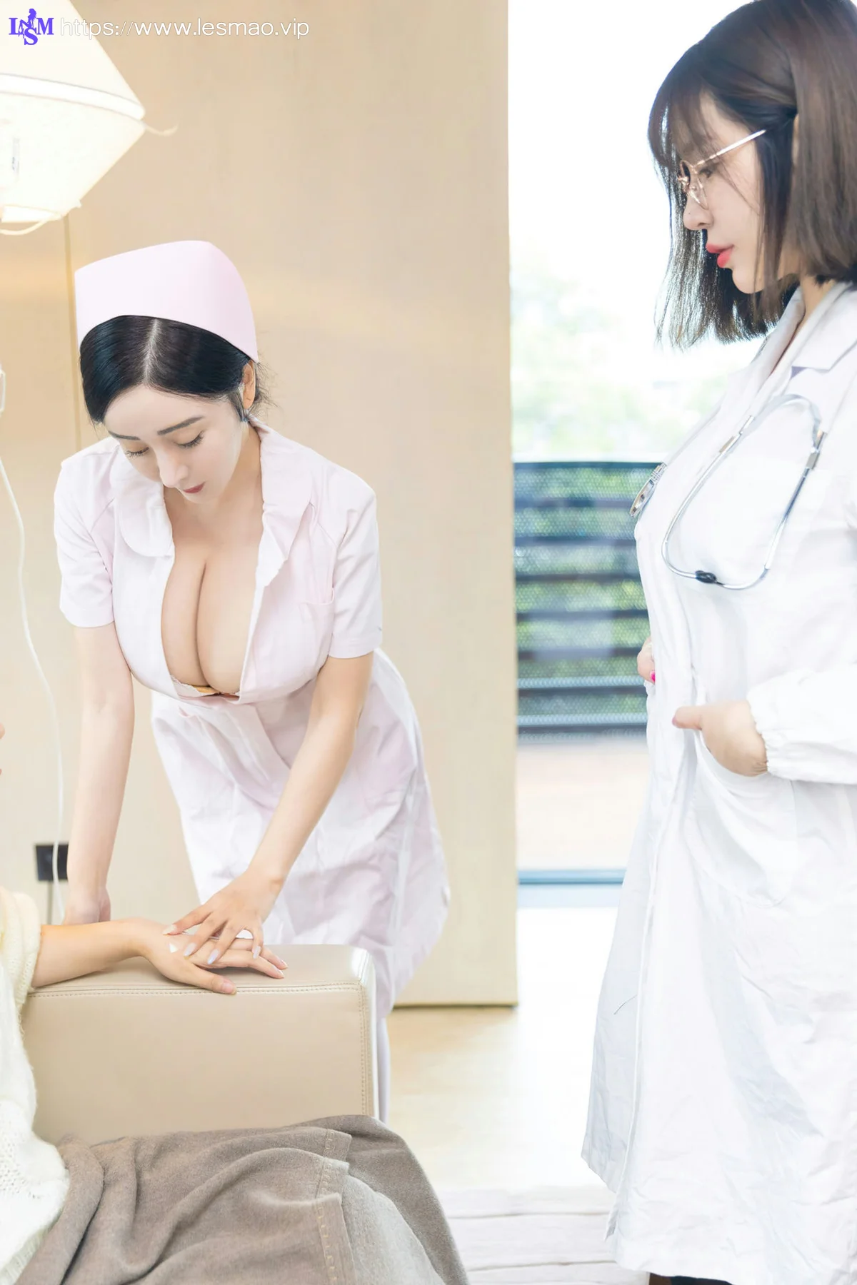 XiuRen 秀人 No.4209 护士长与医师主题 王雨纯和允爾 模特合集 - 60