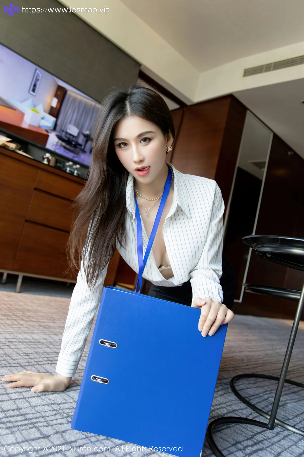 XiuRen 秀人 No.4291 短裙秘书OL 月音瞳 性感写真 - 19