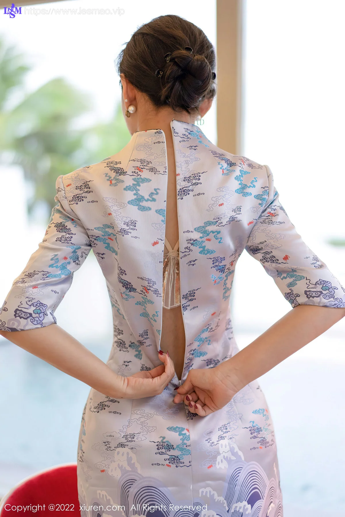 XiuRen 秀人 No.4613 蓝色图案旗袍 艾静香 三亚旅拍写真 - 17