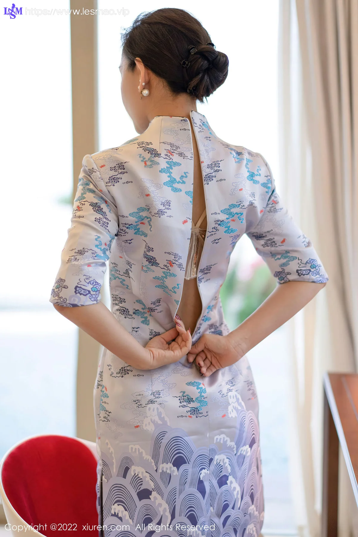 XiuRen 秀人 No.4613 蓝色图案旗袍 艾静香 三亚旅拍写真 - 18