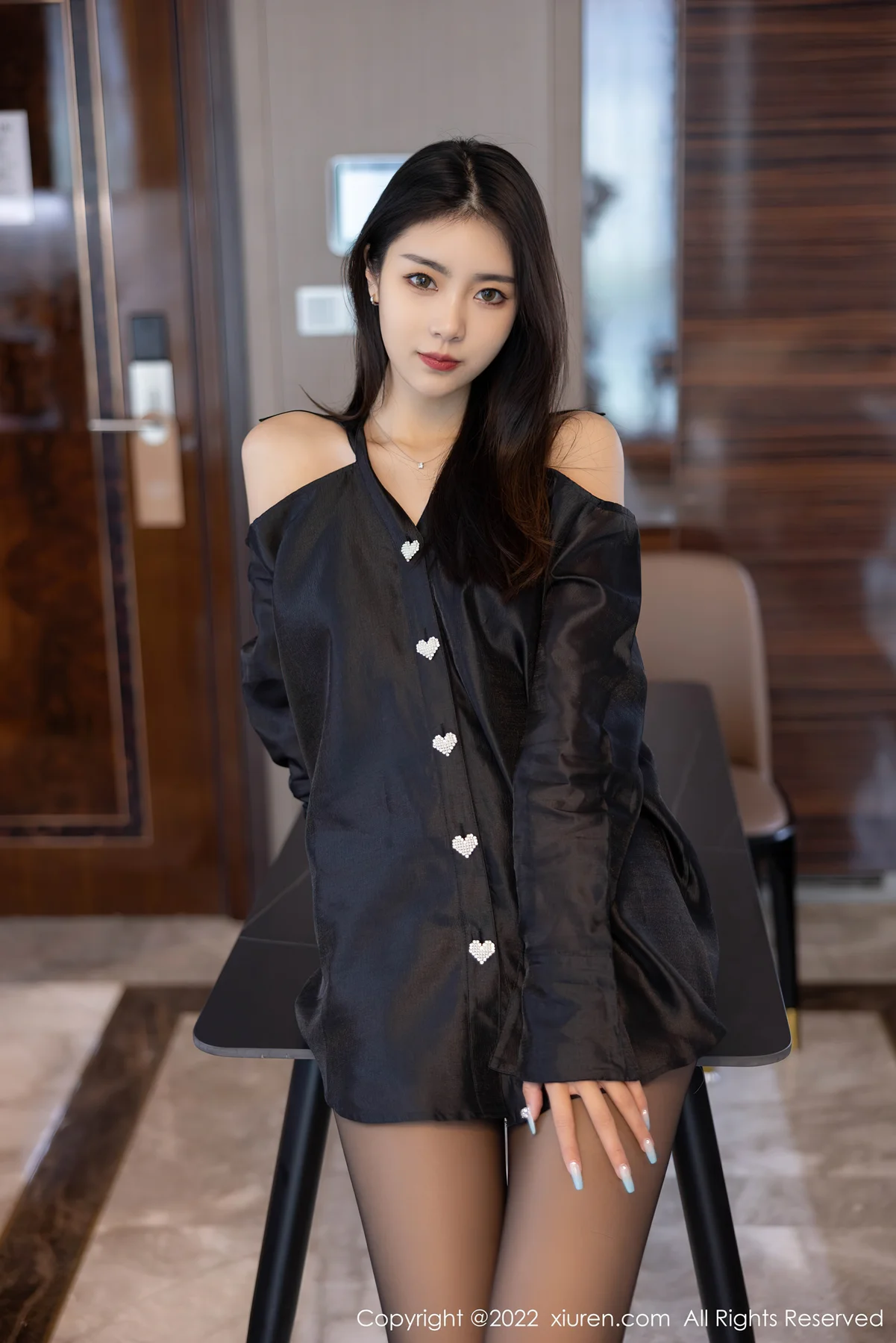 XiuRen 秀人 No.4940 红色吊带裙  可樂Vicky 性感写真33 - 41