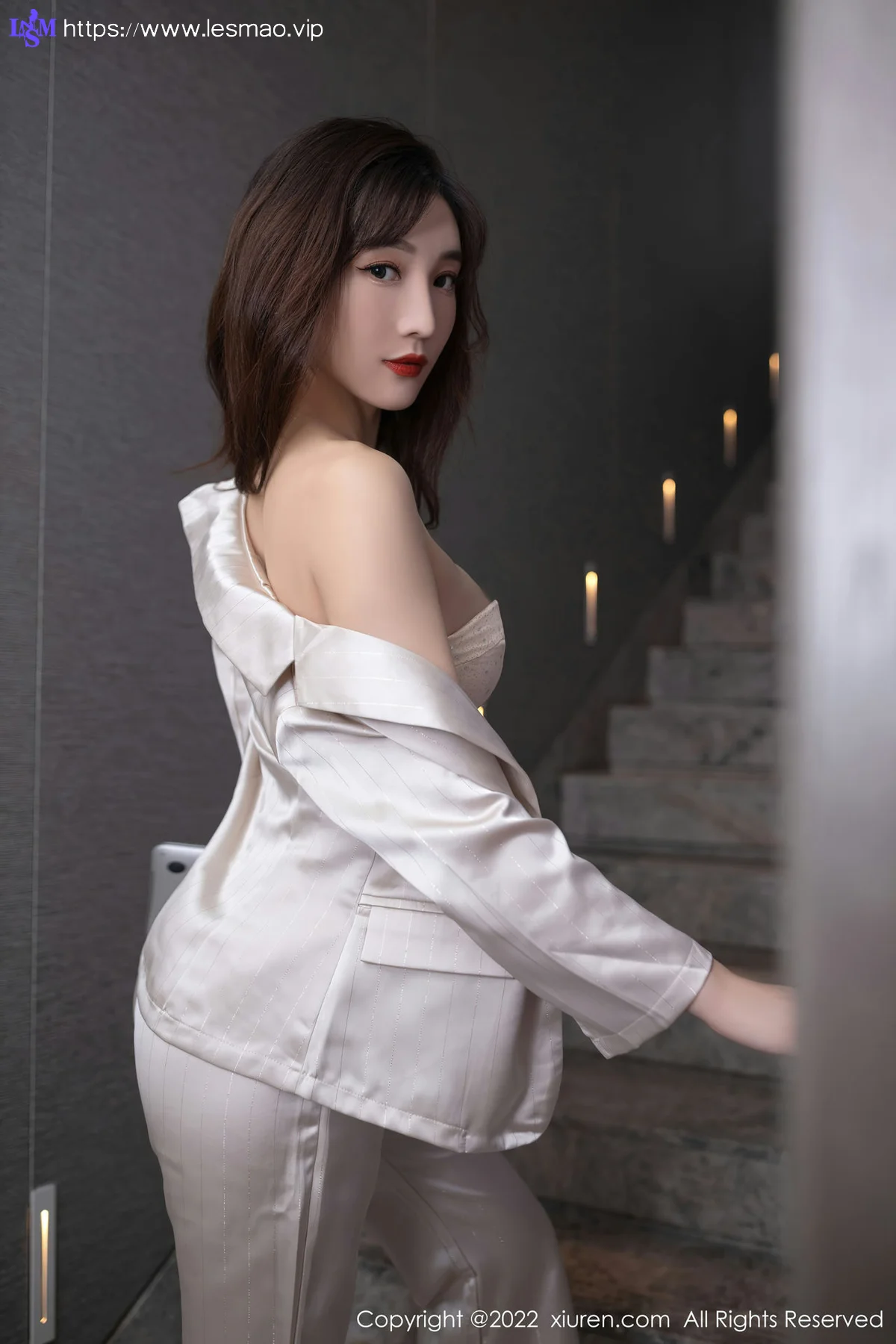 XiuRen 秀人 No.5594 陆萱萱 金色职业装性感私房写真111 - 16