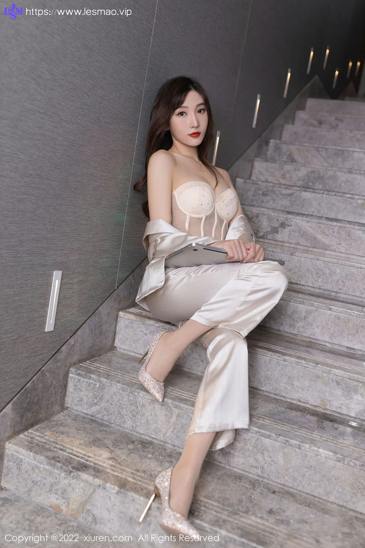 XiuRen 秀人 No.5594 陆萱萱 金色职业装性感私房写真111 - 25