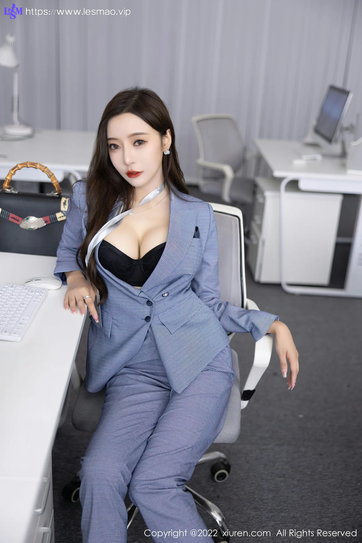 XiuRen 秀人 No.5629 王馨瑶yanni 灰色职业装性感写真22 - 25