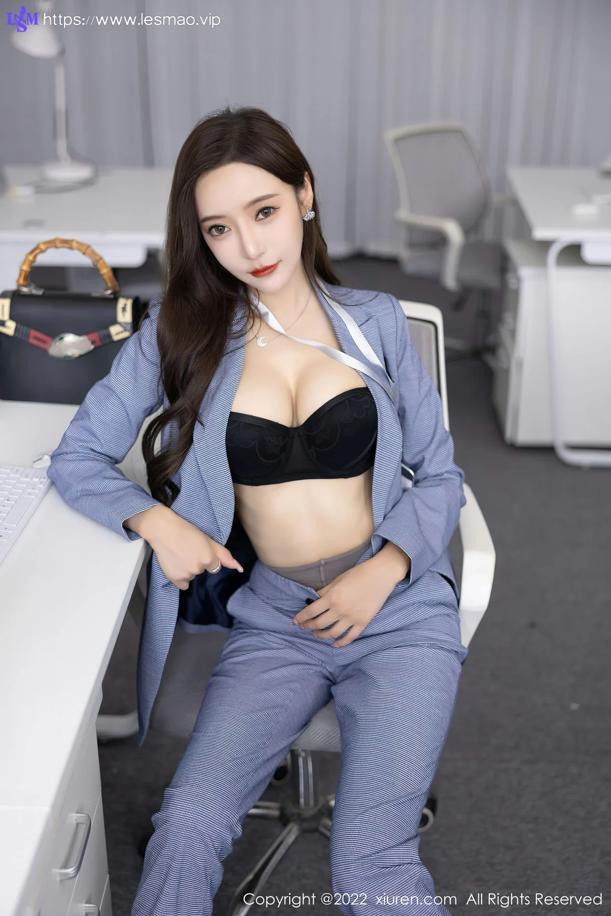 XiuRen 秀人 No.5629 王馨瑶yanni 灰色职业装性感写真22 - 27