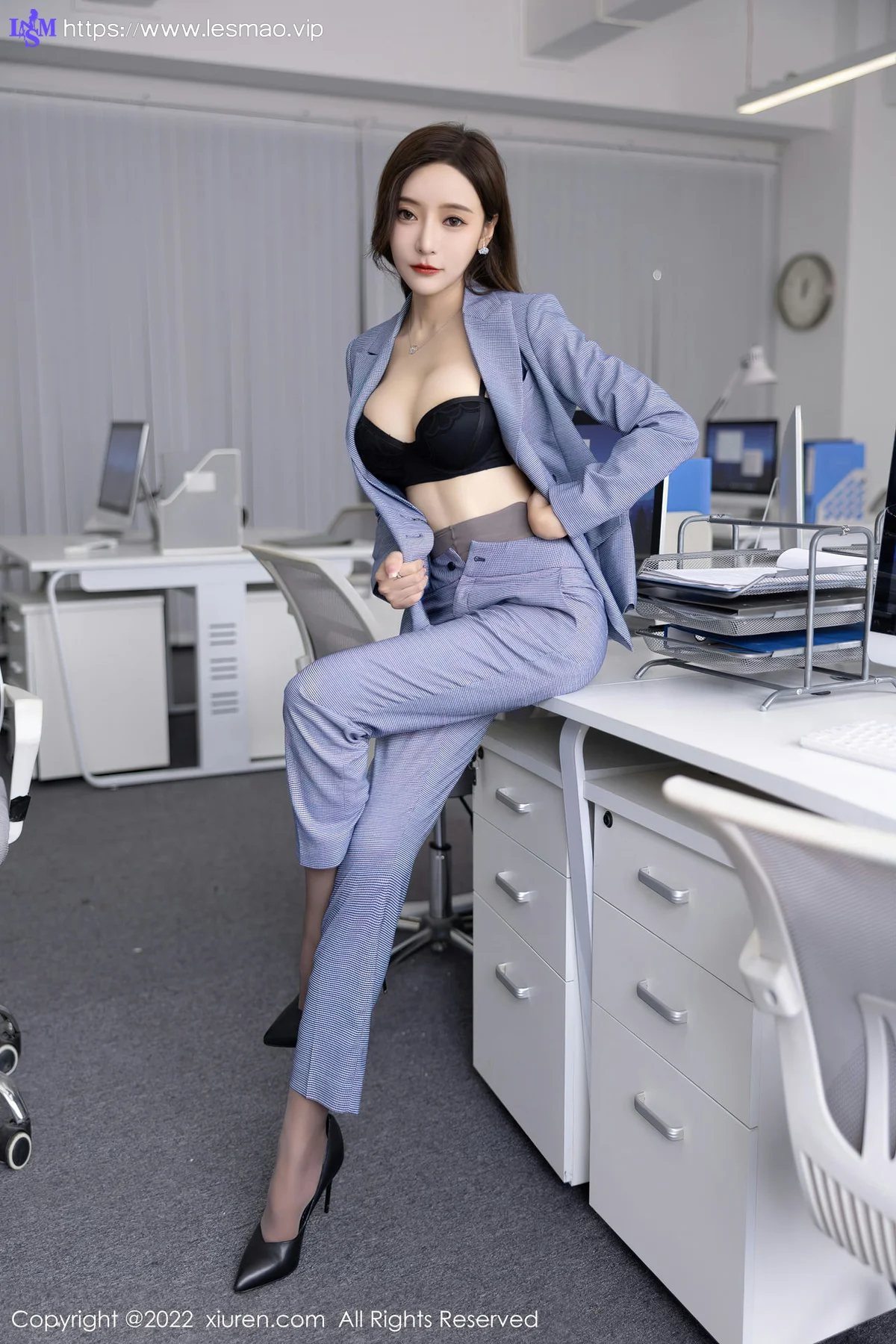 XiuRen 秀人 No.5629 王馨瑶yanni 灰色职业装性感写真22 - 30
