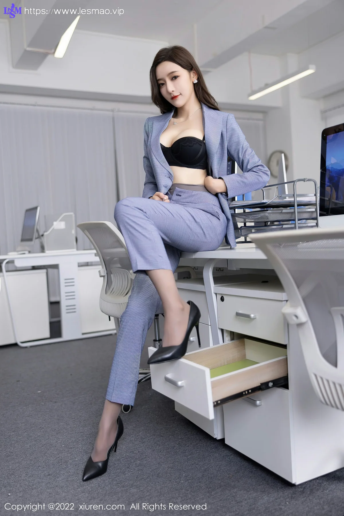 XiuRen 秀人 No.5629 王馨瑶yanni 灰色职业装性感写真22 - 31