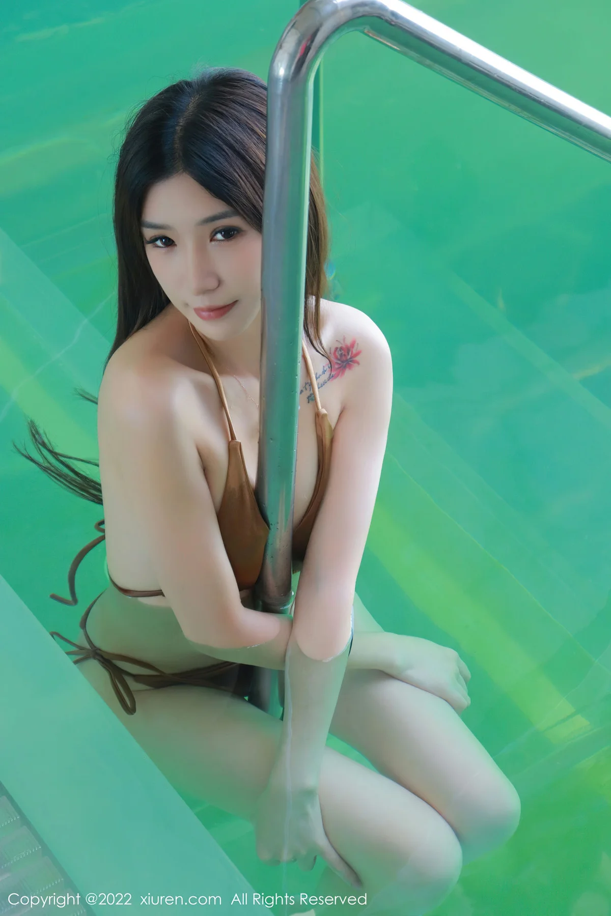 XiuRen 秀人 No.5682 hebe韩心雨 红色带图案布兜香格里拉旅拍 - 22