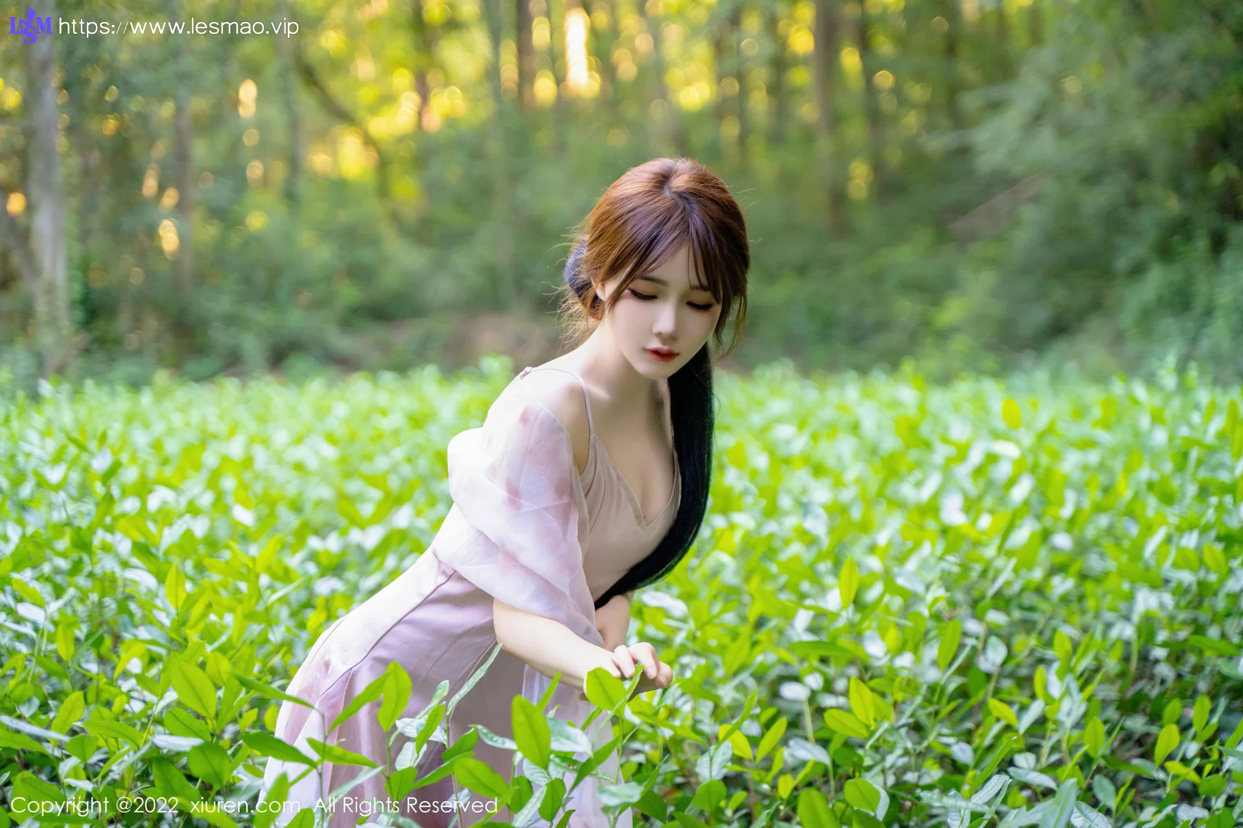 XiuRen 秀人 No.5690 婠婠么 吊带长裙户外拍摄性感写真 - 2