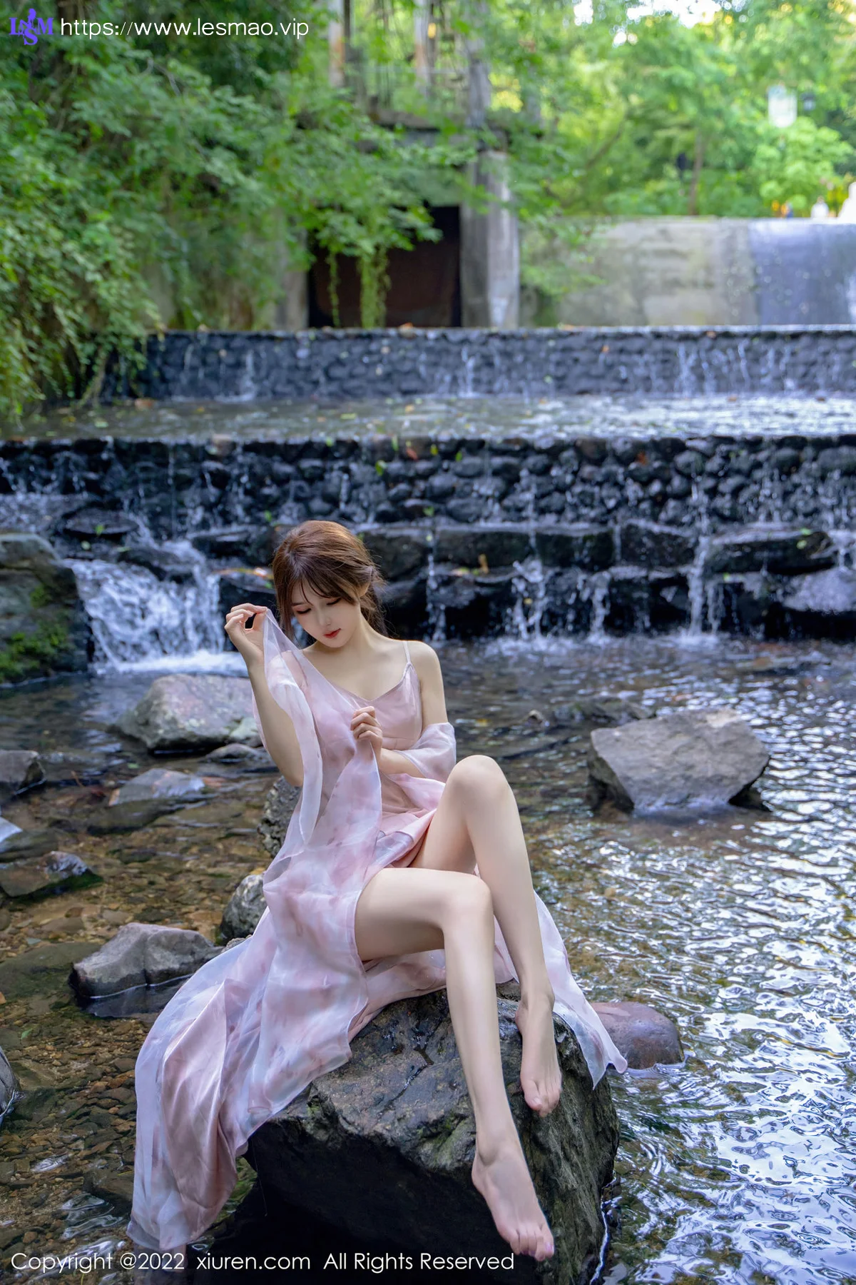 XiuRen 秀人 No.5690 婠婠么 吊带长裙户外拍摄性感写真 - 17
