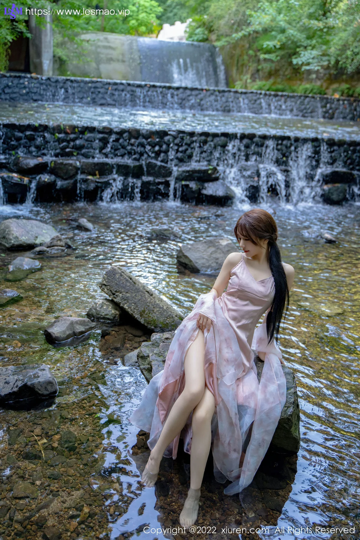 XiuRen 秀人 No.5690 婠婠么 吊带长裙户外拍摄性感写真 - 19