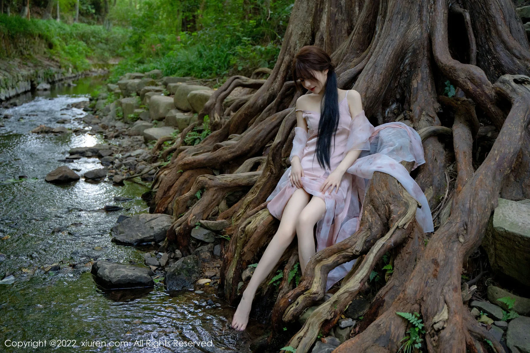XiuRen 秀人 No.5690 婠婠么 吊带长裙户外拍摄性感写真 - 35
