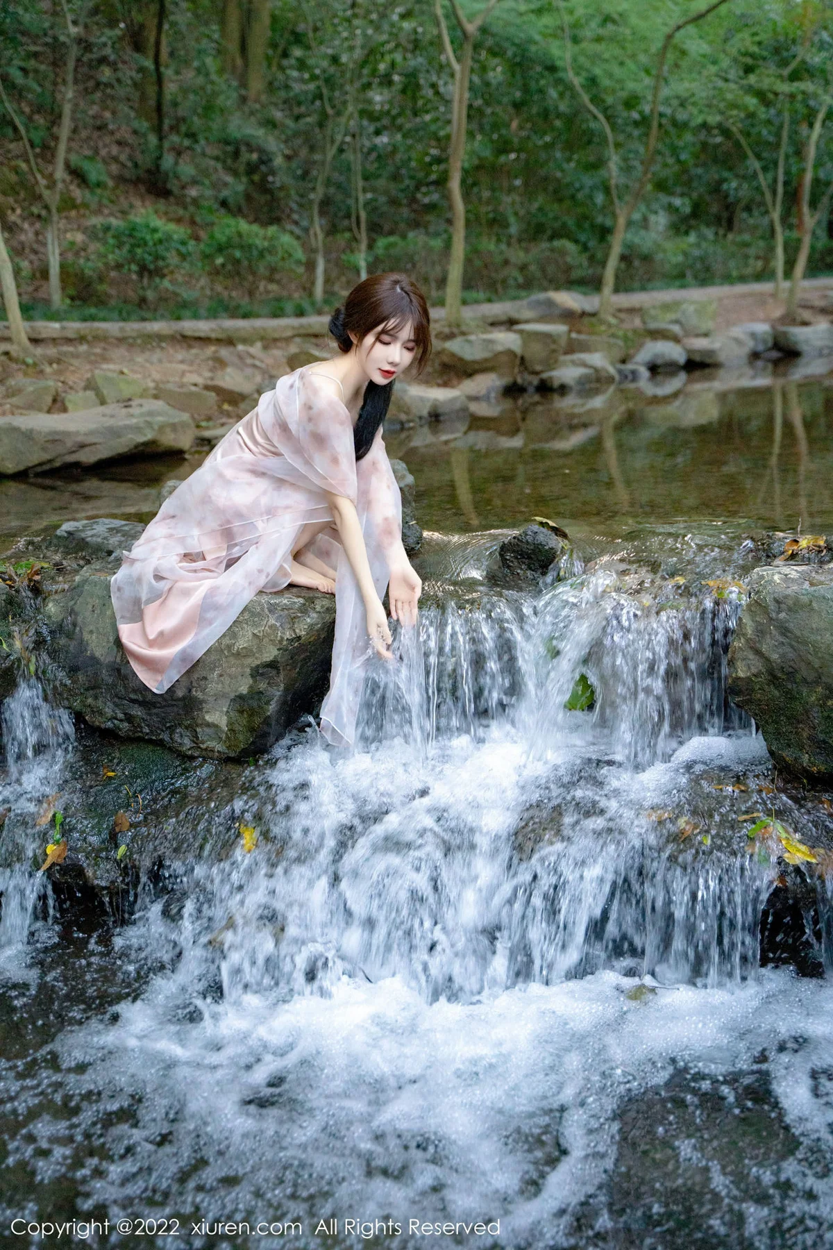 XiuRen 秀人 No.5690 婠婠么 吊带长裙户外拍摄性感写真 - 69