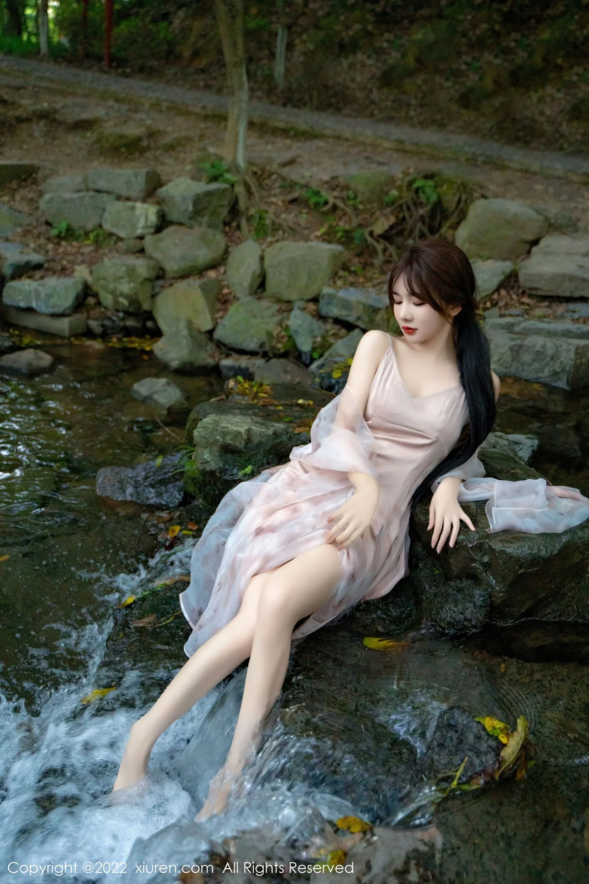 XiuRen 秀人 No.5690 婠婠么 吊带长裙户外拍摄性感写真 - 80