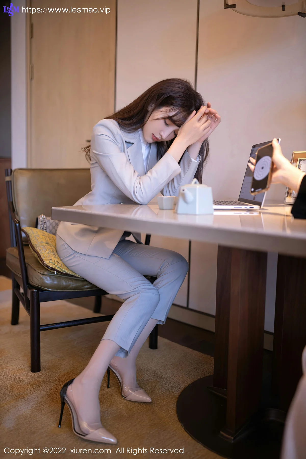 XiuRen 秀人 No.5840 陆萱萱 催眠主题拍摄灰色制服北京旅拍111 - 14