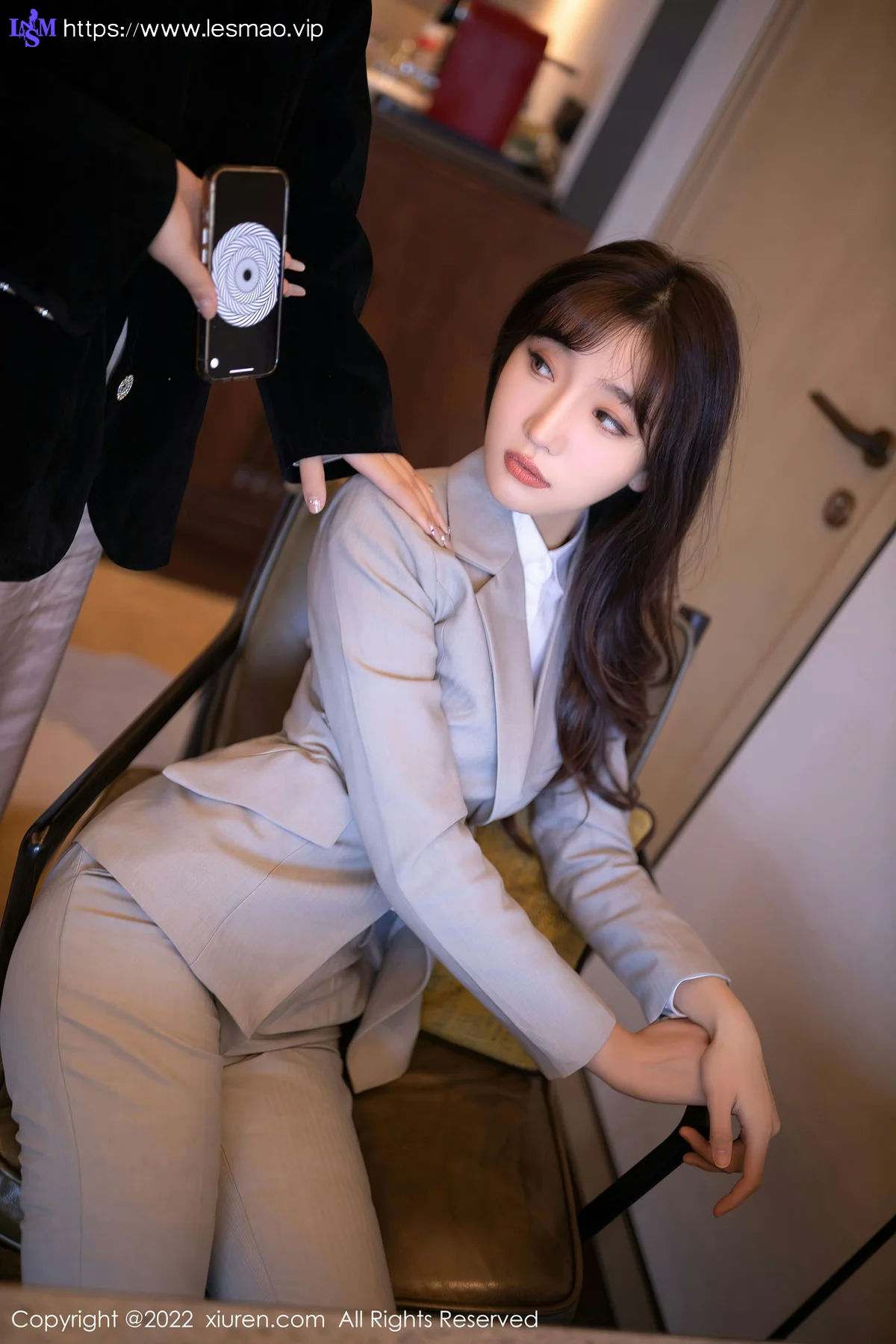 XiuRen 秀人 No.5840 陆萱萱 催眠主题拍摄灰色制服北京旅拍111 - 15