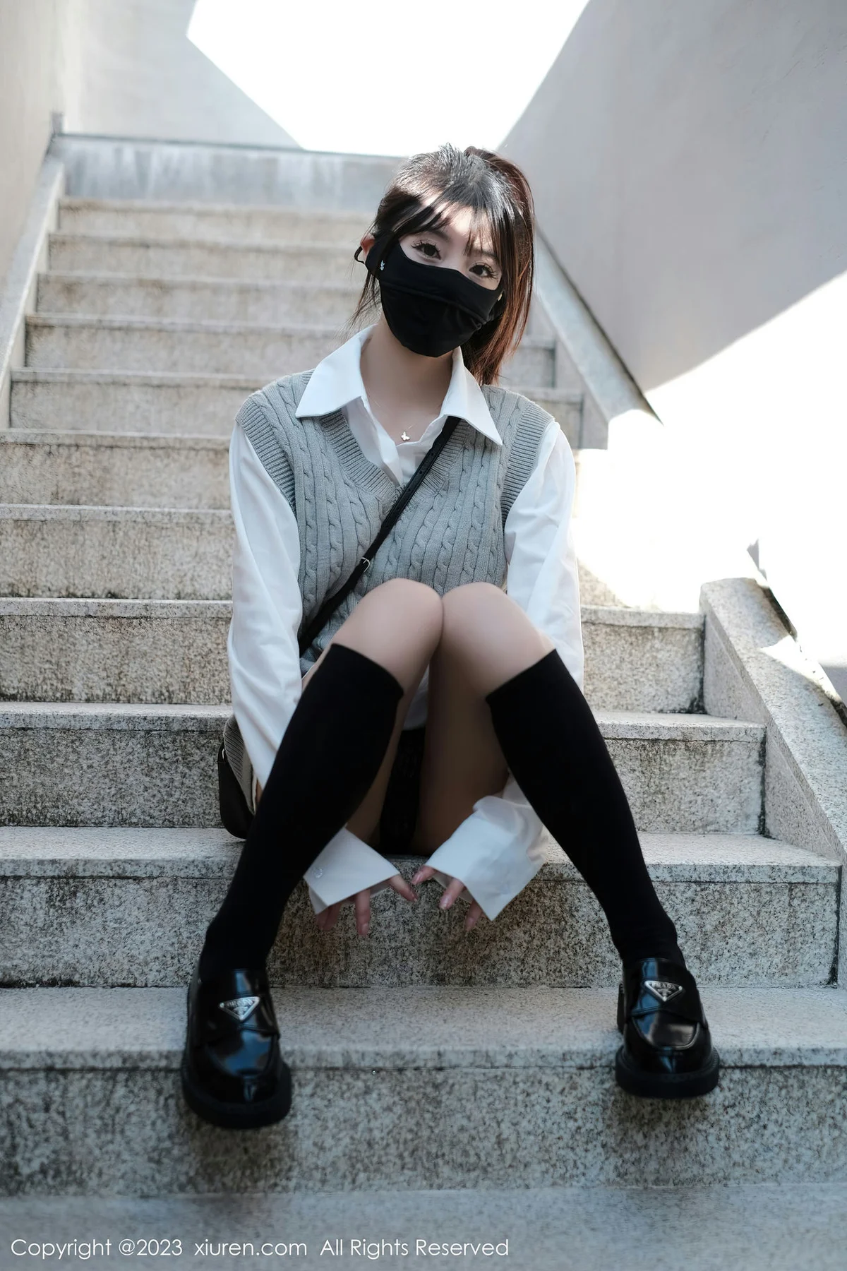 XiuRen 秀人 No.6145 佘贝拉bella 黑色长筒袜旅拍 - 23