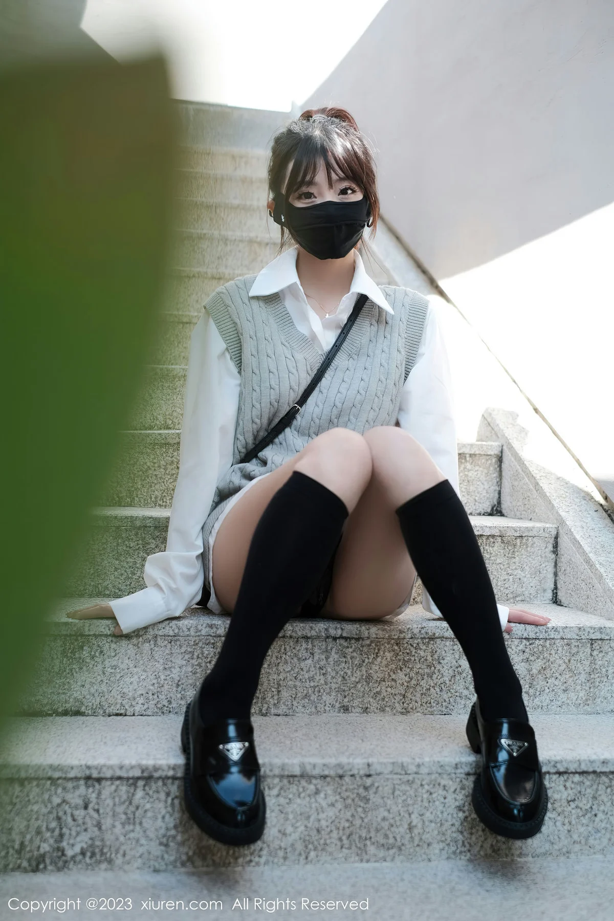 XiuRen 秀人 No.6145 佘贝拉bella 黑色长筒袜旅拍 - 24
