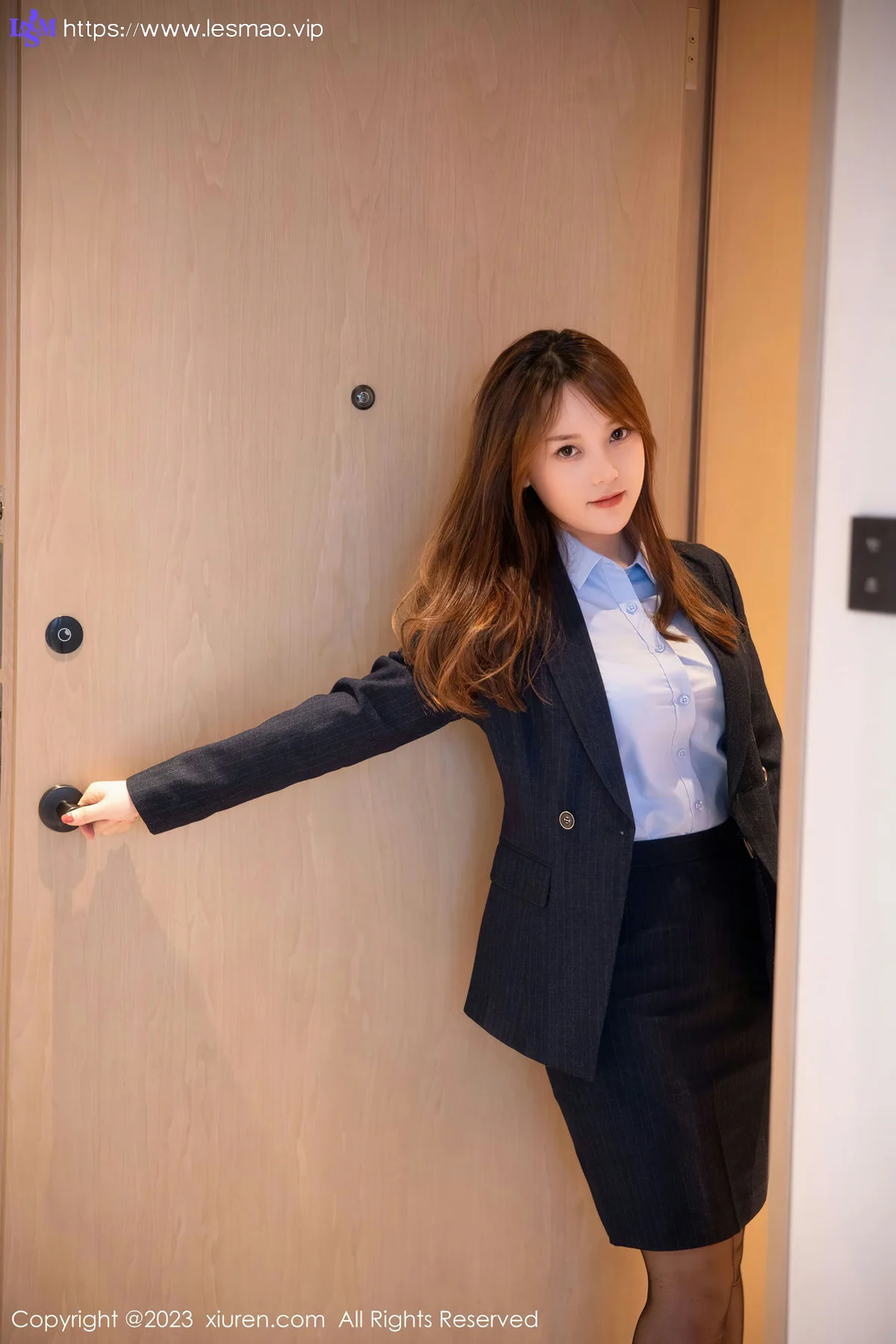XiuRen 秀人 No.6190 豆瓣酱 OL装扮性感写真 - 12