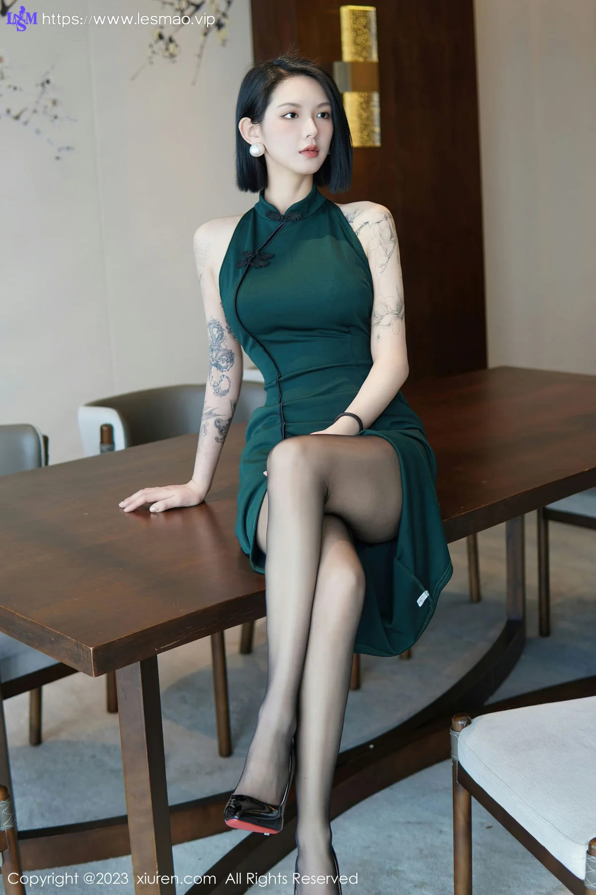 XiuRen 秀人 No.6205 乔一一 深绿色旗袍第二写真 - 5