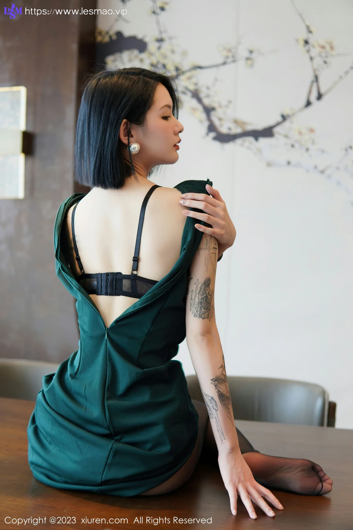 XiuRen 秀人 No.6205 乔一一 深绿色旗袍第二写真 - 35