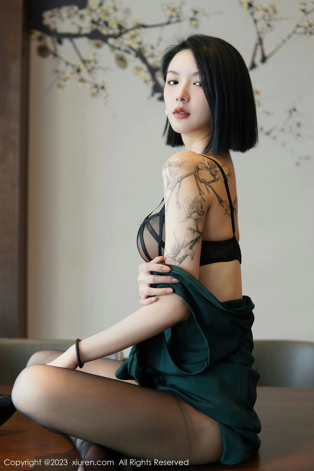 XiuRen 秀人 No.6205 乔一一 深绿色旗袍第二写真 - 48