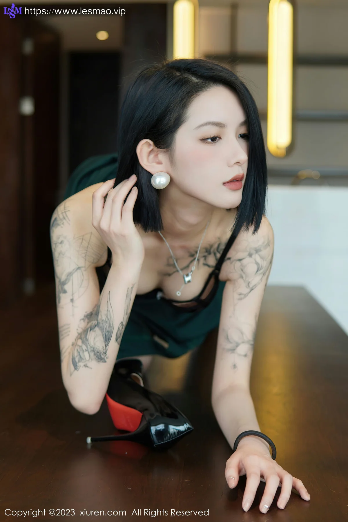 XiuRen 秀人 No.6205 乔一一 深绿色旗袍第二写真 - 49