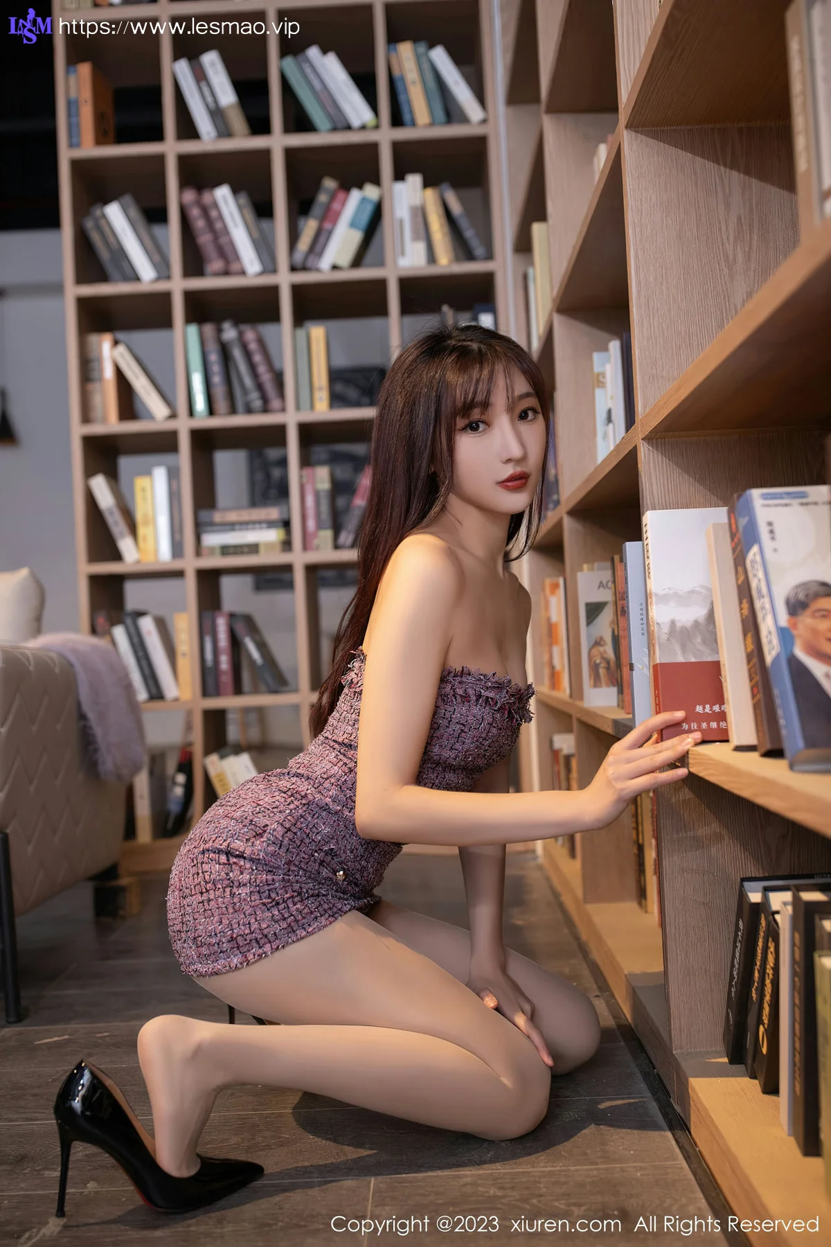 XiuRen 秀人 No.6209 陆萱萱 图书馆场景拍摄性感写真 - 12