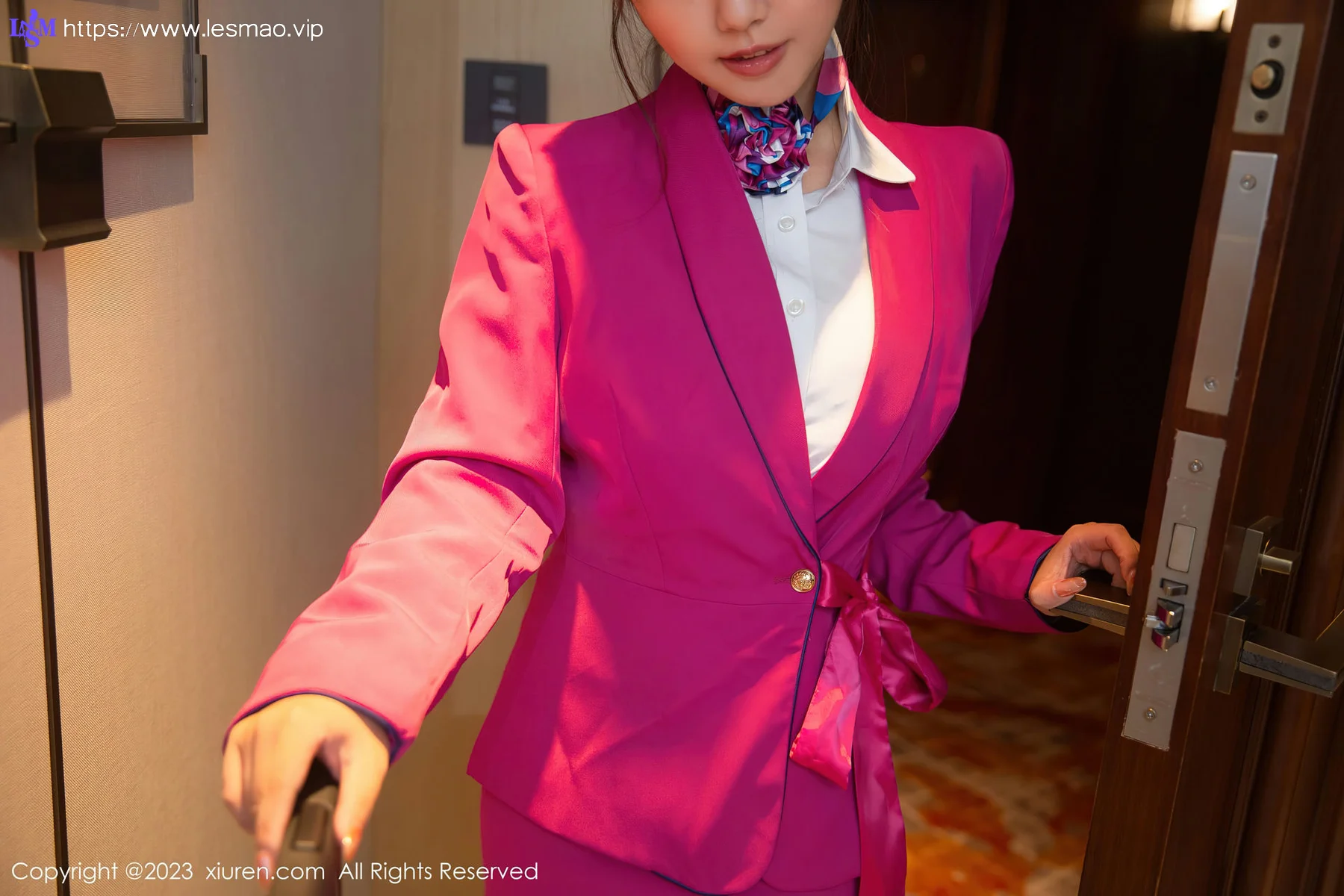 XiuRen 秀人 No.6318 张思允Nice 玫红色空姐制服性感写真1 - 2