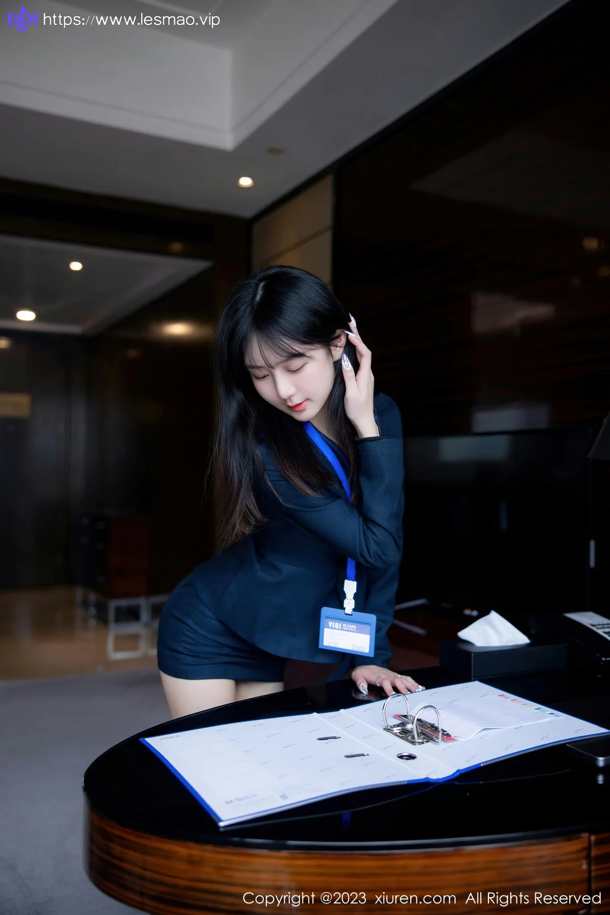 XiuRen 秀人 No.6407 谢小蒽 性感OL装扮性感写真1 - 17